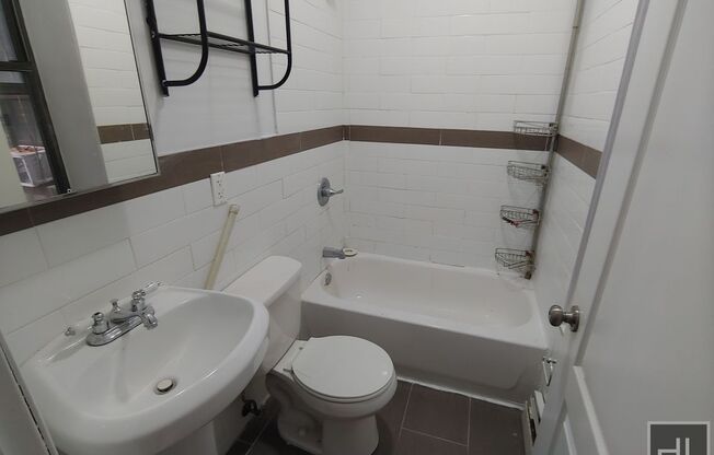 3 beds, 1 bath, $3,200, Unit 3B