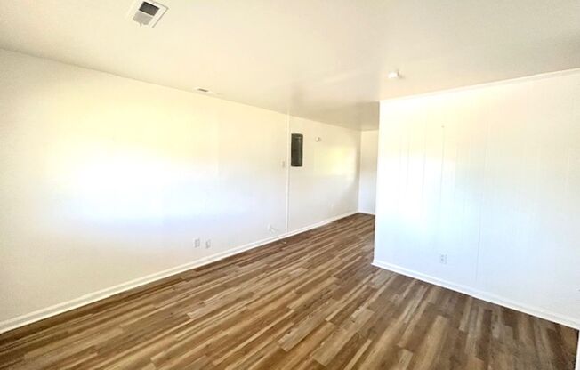 3 BEDROOM/ 1 BATH COTTAGE WITH LARGE BACK YARD