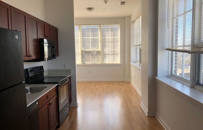 2 beds, 1 bath, 900 sqft, $1,999, Unit 200