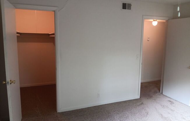 2 beds, 1 bath, 925 sqft, $1,085, Unit X07