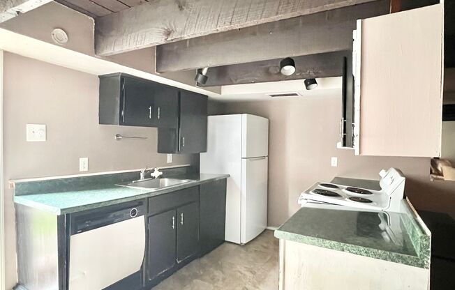 1 bed, 1 bath, $1,200, Unit APARTMENT 3