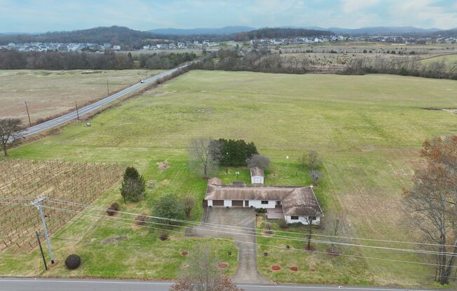 **4 BEDROOM SINGLE LEVEL RANCH HOME ON ACRE LOT IN WILLIAMSON COUNTY**