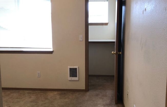 2 beds, 1 bath, 700 sqft, $1,350, Unit 8