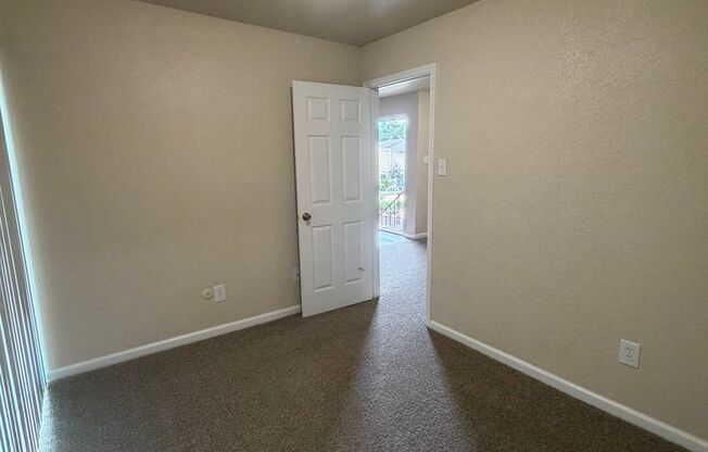2 beds, 1 bath, 812 sqft, $1,085, Unit 1402