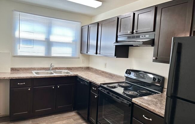 2 beds, 1 bath, $810, Unit 6