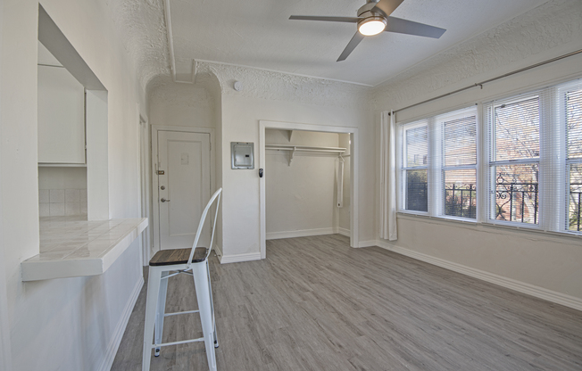 121 N KENMORE AVE