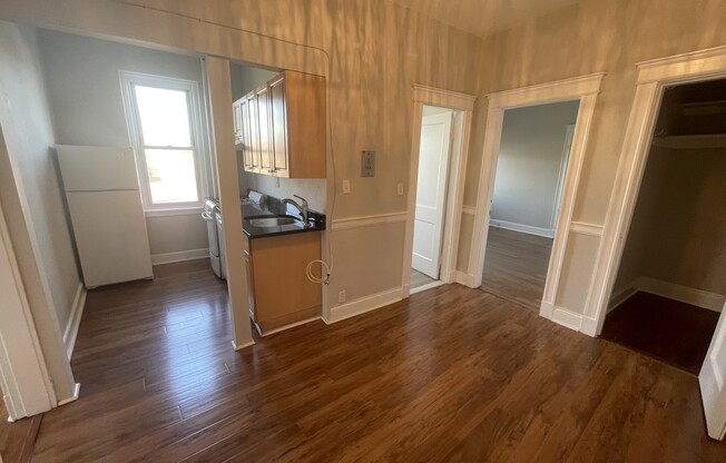 2 beds, 1 bath, $3,000, Unit 24