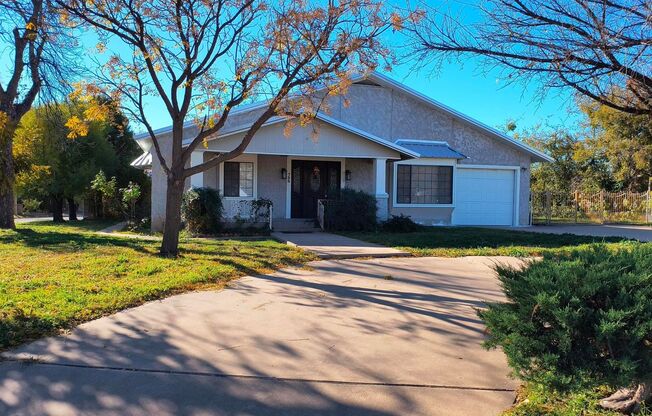 Spacious 3 bedroom, 2 bath home AVAILABLE NOW!