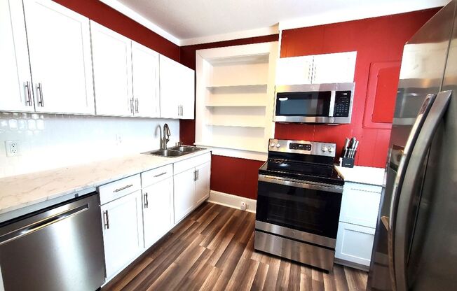 Beautiful 2BR/1BA Apartment with Utilities Included – Prime Downtown Location