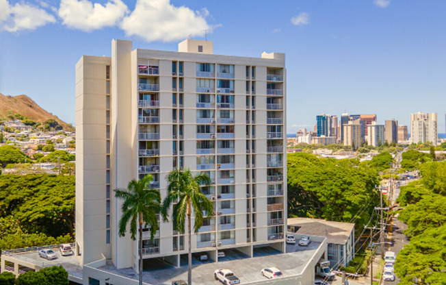 Lower Nuuanu High Floor Condo With Spectacular Views!