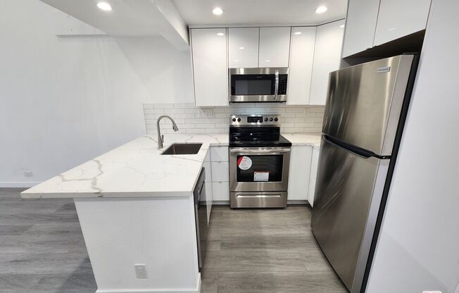 2 beds, 1 bath, 836 sqft, $3,700, Unit 555