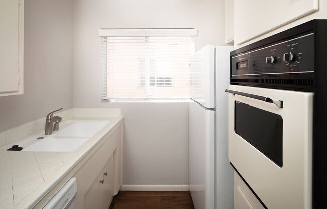 2 beds, 1 bath, 921 sqft, $2,695, Unit 205