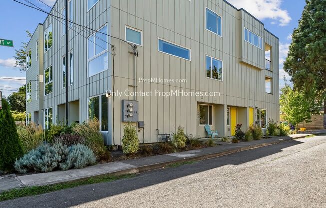New Photos! One Bedroom, Charming Condo with Modern Amenities in Prime North-East Portland Location!