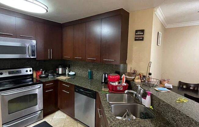 Upgraded, 2 dual primary bedrooms with bathrooms at Verano complex in UTC area