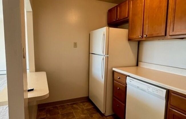2 beds, 1 bath, 900 sqft, $1,525, Unit 933