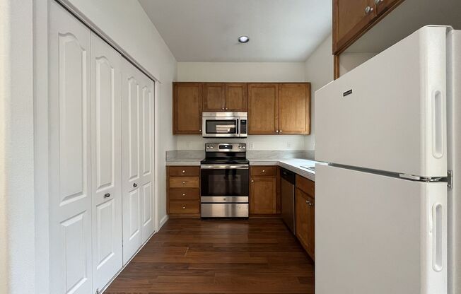 Bright End-Unit Townhouse with a Loft & Covered Patio