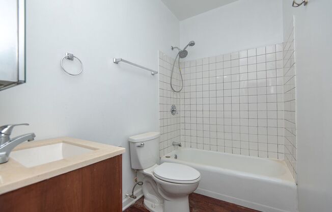 3 beds, 1 bath, $2,200, Unit 3