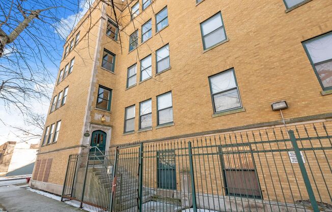 One Bedroom Unit in South Shore - Move In Fee Special