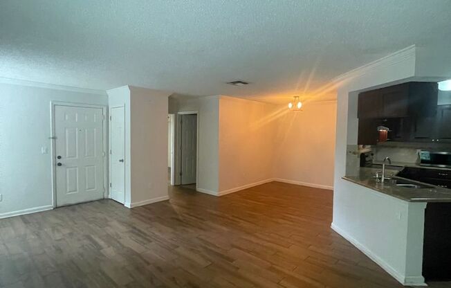 Beautiful Lake Front 2/2 Condo Near UCF !!!!