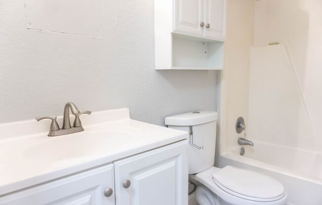 1 bed, 1 bath, 700 sqft, $1,150, Unit Unit 12