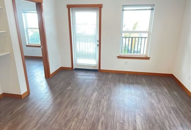 3 beds, 1 bath, $2,495, Unit 1210 #304
