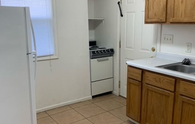 1 bed, 1 bath, 425 sqft, $650, Unit Unit 10