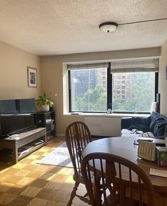 2 beds, 1 bath, 881 sqft, $3,500, Unit 4H