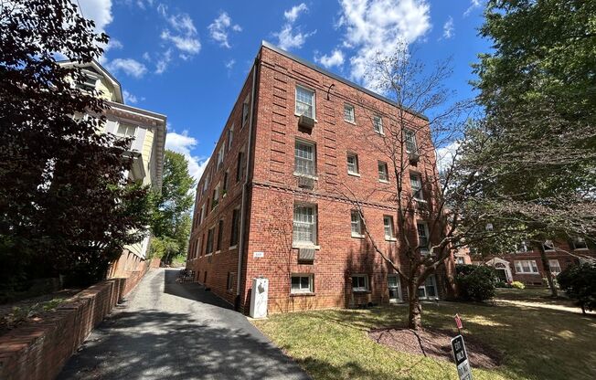 One Bedroom Apartment in Palisades NW Includes Parking