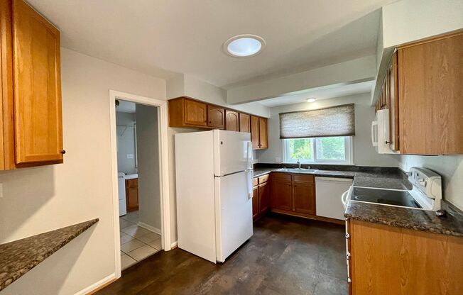 OFFERING ONE MONTH FREE RENT!! GORGEOUS AND SPACIOUS, 3 BED/2BATH RANCH HOME, BIRMINGHAM SCHOOLS-----DARTMOOR