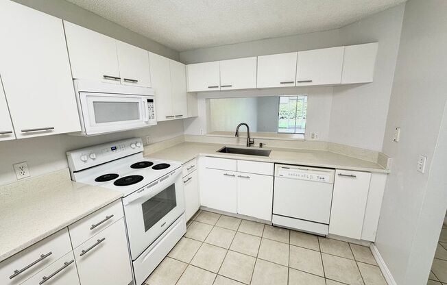 ** VILLAGES AT EMERALD LAKES ** 2 BED / 2 BATH CONDO - FIRST FLOOR - GREAT LOCATION! - ANNUAL RENTAL