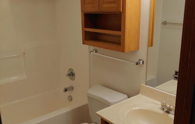 2 beds, 1 bath, 640 sqft, $875, Unit 1233-23