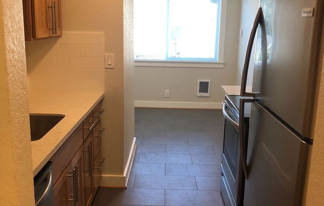 New Remodel Modern Features 1br Hardwoods-Quartz, Stainless Steel Appliances-Micro, DW,  Subway Tiled Kitchen-bath WD Pet friendly Parking Bike storage Bus and Bike