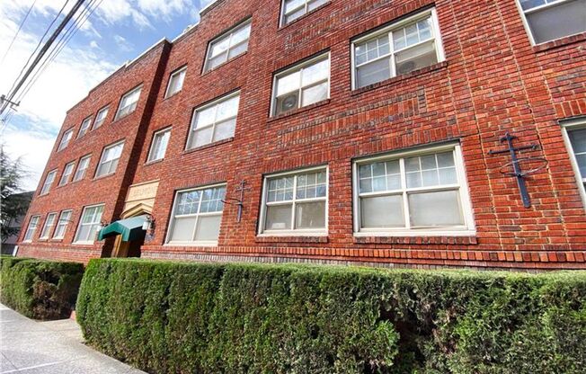 Studio, 1 bath, 425 sqft, $1,395, Unit 210