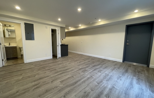 Studio, 1 bath, 550 sqft, $2,500, Unit 402
