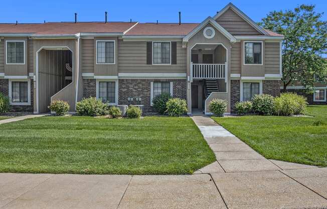 Well maintained apartment building at Hampton Lakes Apartments, Walker, MI, 49534