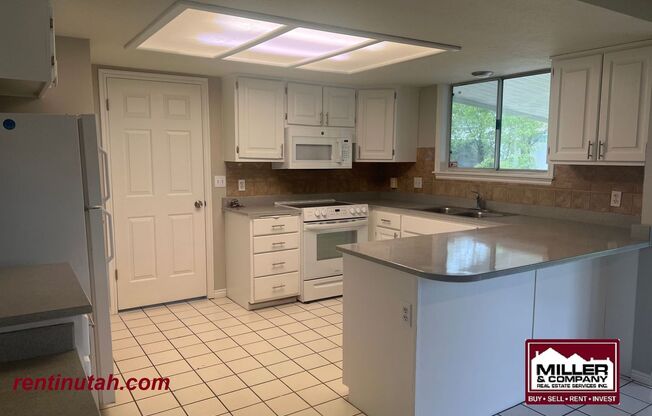 Beautiful newly remodeled home in Sandy For Rent!!