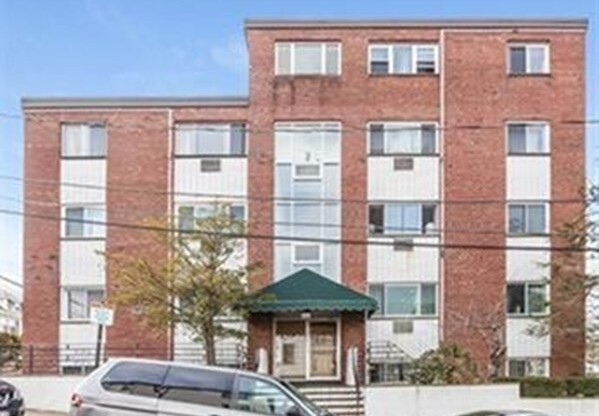 2 beds, 1 bath, 740 sqft, $2,100, Unit 16