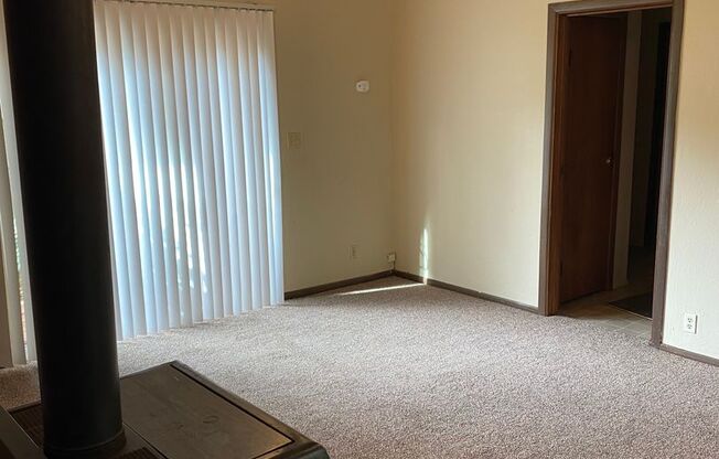 2 beds, 1 bath, $1,195, Unit B