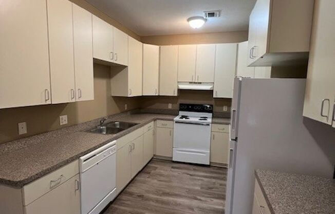 2 beds, 2 baths, 930 sqft, $825, Unit 14