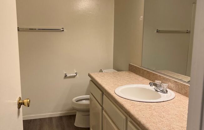 2 beds, 1 bath, $1,150, Unit 11