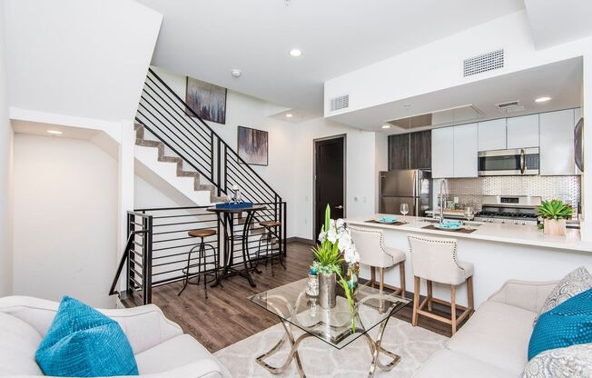 Come home to Modern Townhouse in Culver City!
