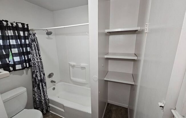2 bedroom with fully fenced yard in bremerton, close to everything