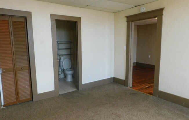 2 beds, 1 bath, $700, Unit 301