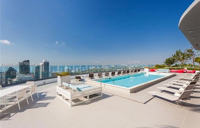 2 beds, 2 baths, 924 sqft, $5,200, Unit 45 SW 9th St # 1508