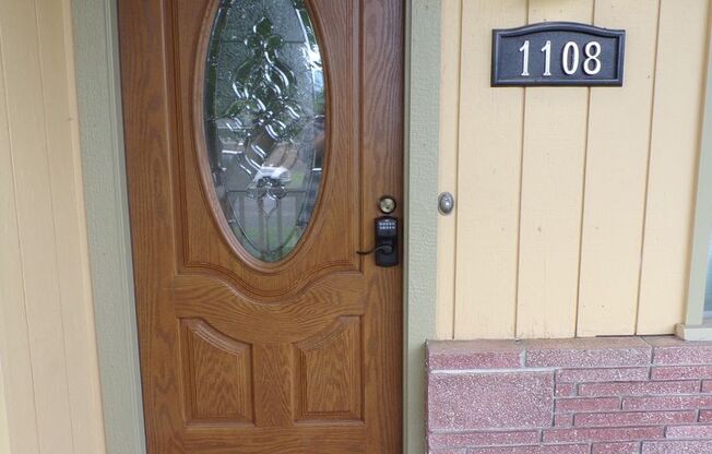 1108 E Ave