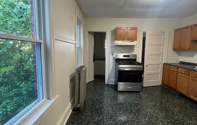 3 beds, 1 bath, $1,800, Unit 40 Warriner 4L