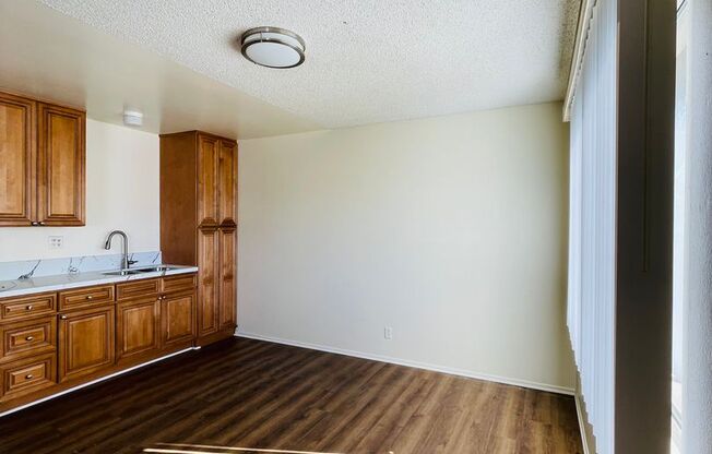 2 beds, 1 bath, $2,395, Unit 06