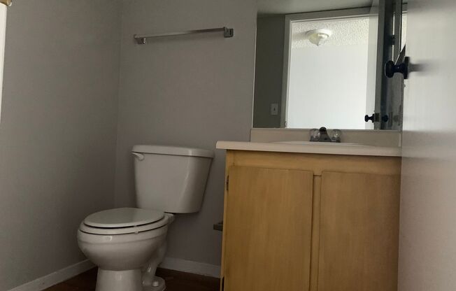 Community Pool and Spa. 2 Story, 2 Bedrooms, All Bedroom upstairs. New remodel kitchen with white cabinets, new sink and faucet, granite countertops, new bathroom granite countertops, new sinks and new faucets. Luxury Vinyl Plank flooring. Easy exit to Th