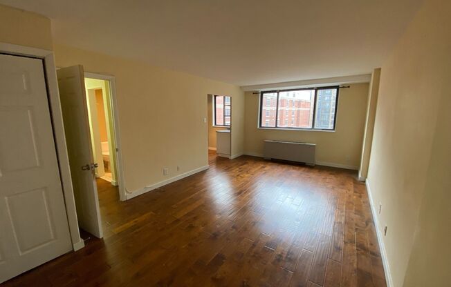Superb studio with great kitchen roof top pool in Logan Circle! Utilities Included!