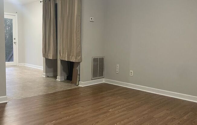 2 beds, 1 bath, $950, Unit C